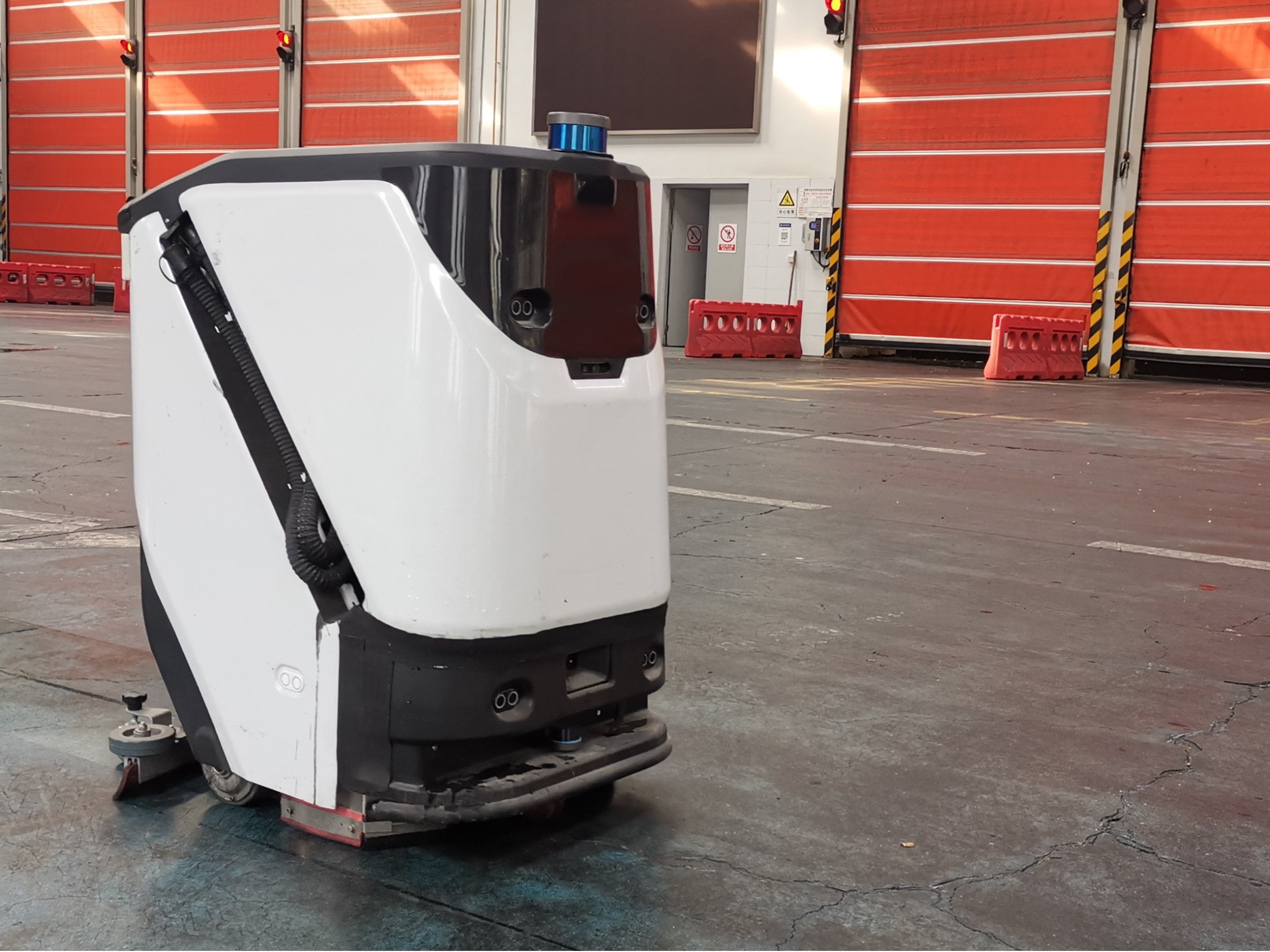 又被隔壁王總秀到了 僅靠一臺(tái)無人洗地機(jī)，橫掃上萬平車間