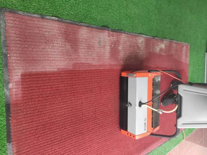 這不是一臺(tái)簡(jiǎn)單的扶梯清洗機(jī)？！