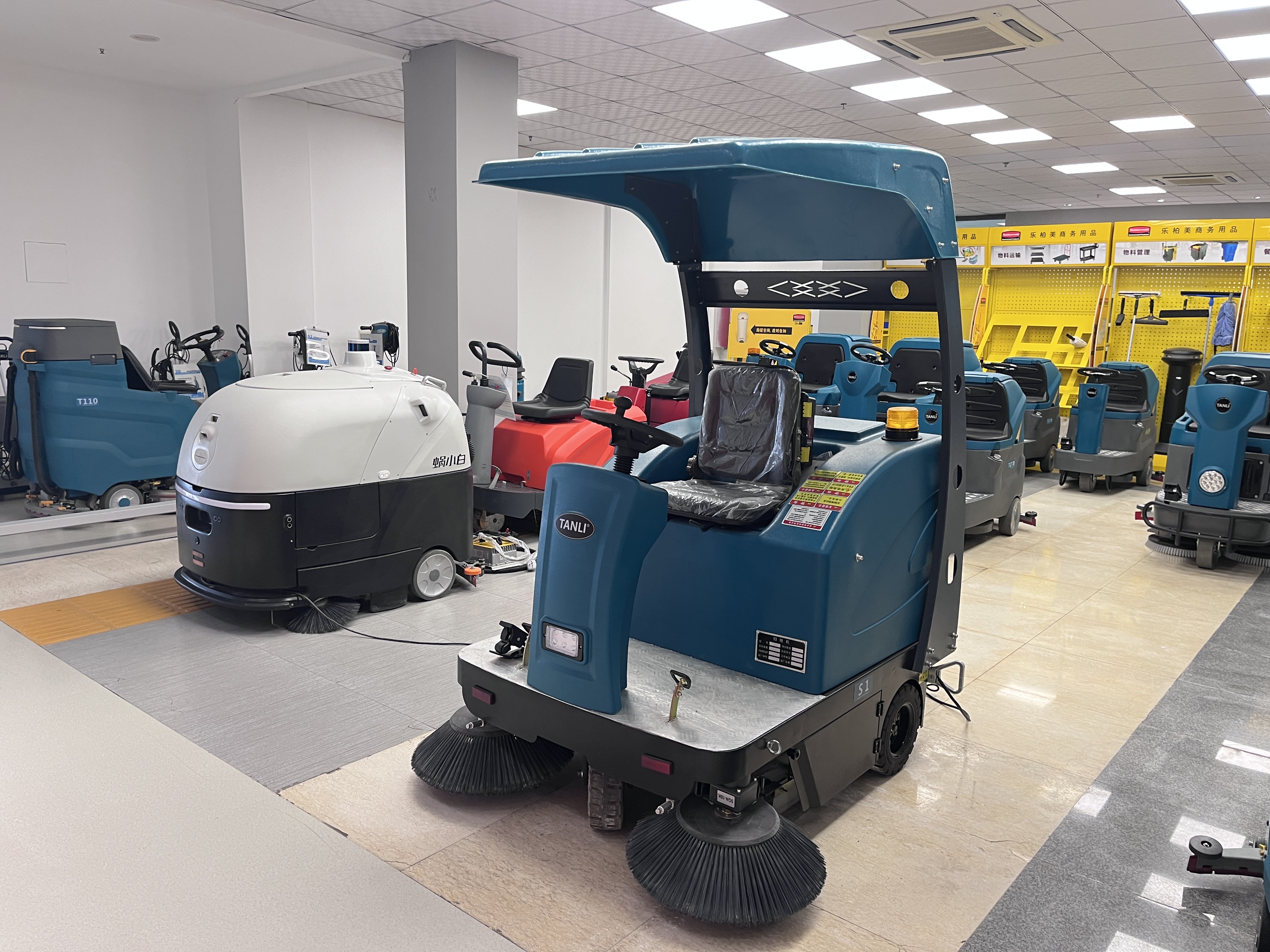 SI駕駛式掃地機(jī)小區(qū)物業(yè)實(shí)地案例（三）