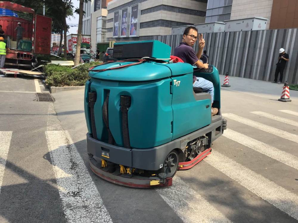 駕駛式洗地機(jī)的性能特點(diǎn)是什么？