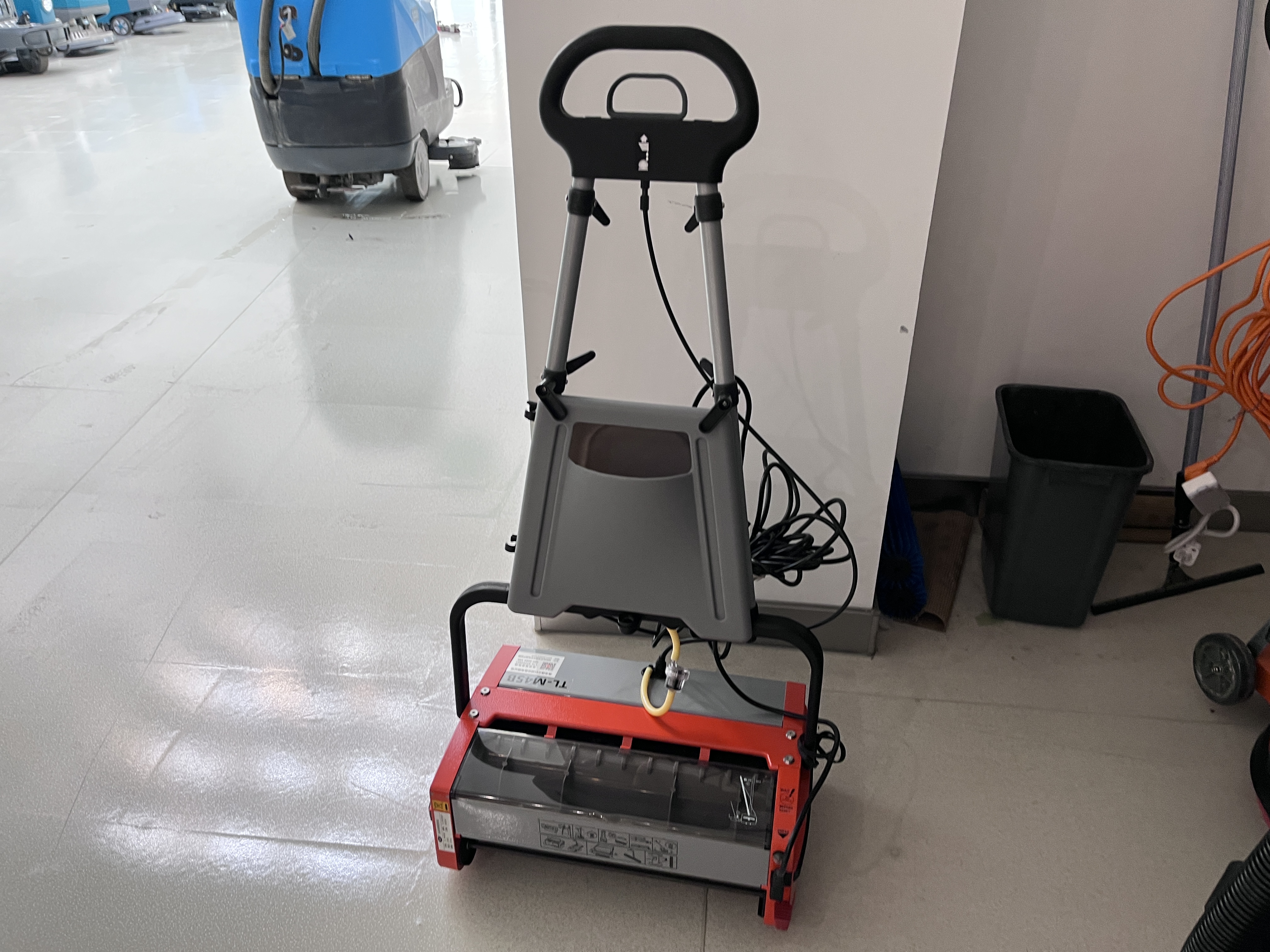 扶梯清洗機(jī)高鐵站演示實(shí)例（ 一）