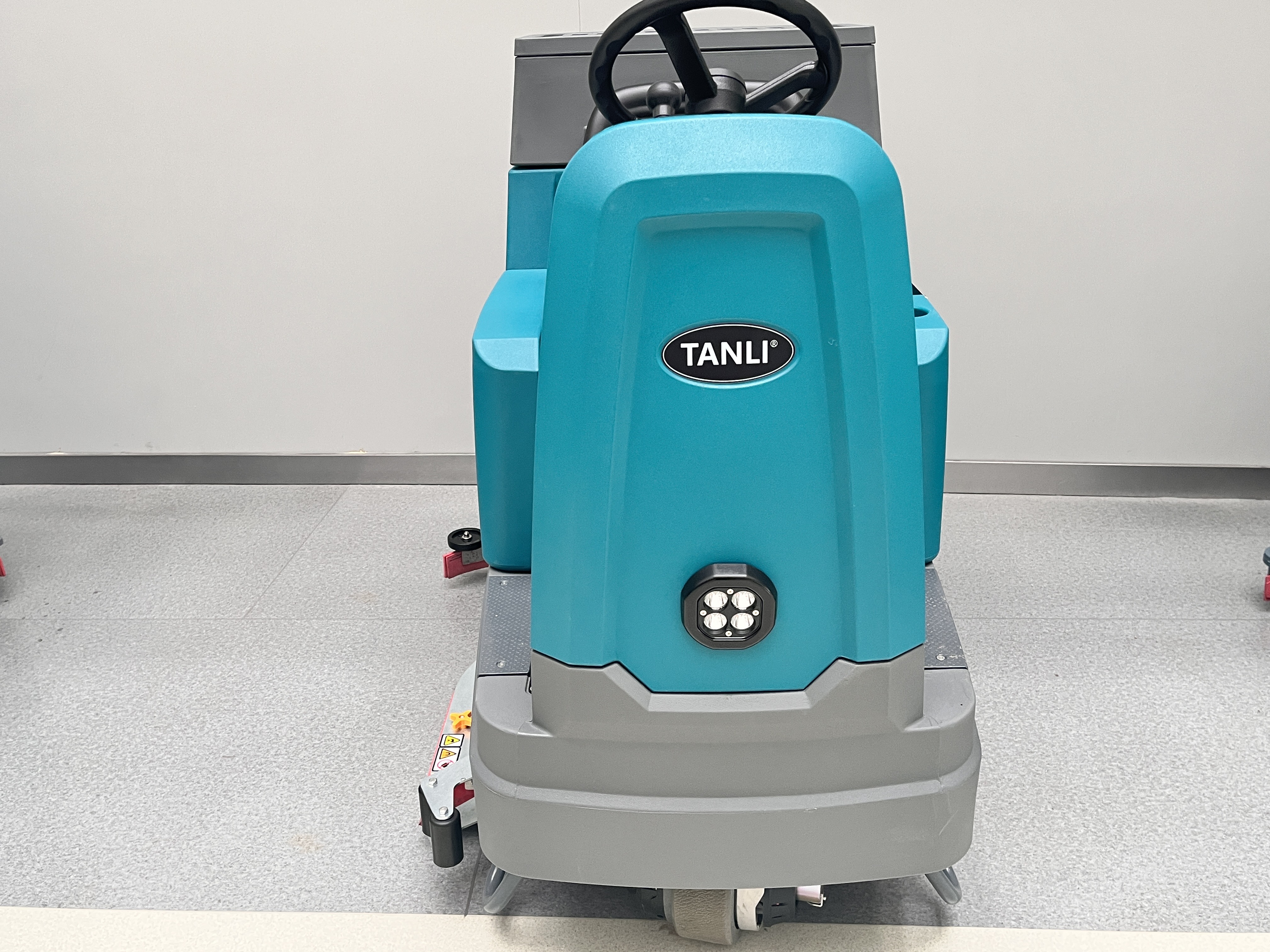 物業(yè)老板在地下車庫(kù)用的洗地機(jī)（一）