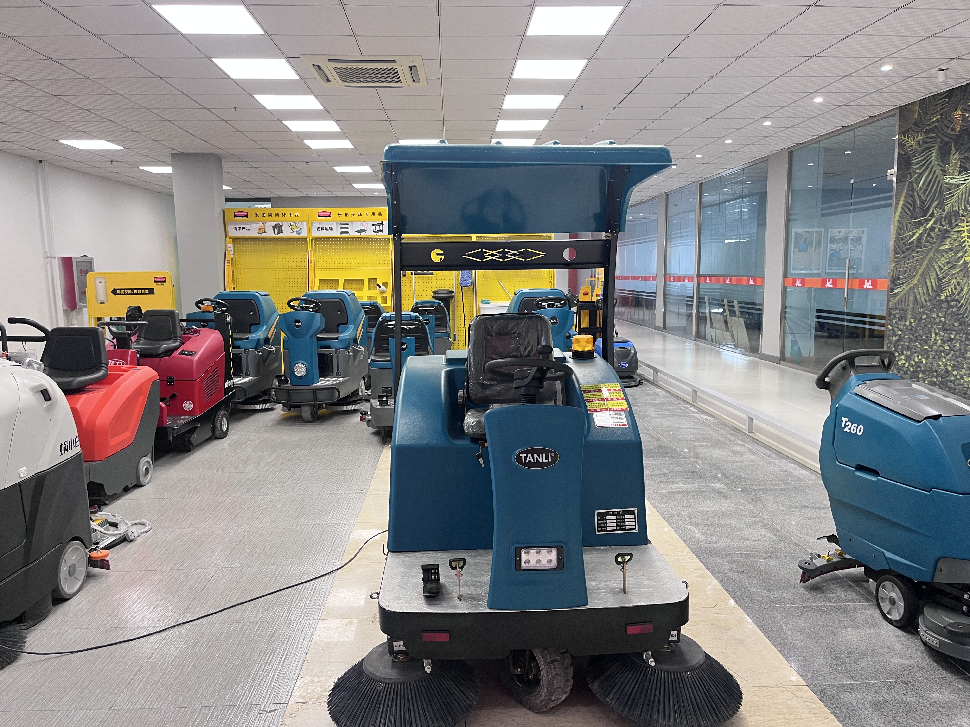 SI駕駛式掃地機(jī)小區(qū)物業(yè)實(shí)地案例（二）