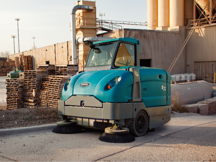 操作駕駛式洗地機(jī)需要注意什么呢？