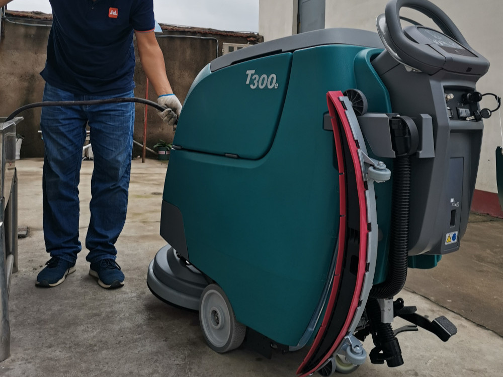 工廠車間洗地機的保養(yǎng)手冊看這里！