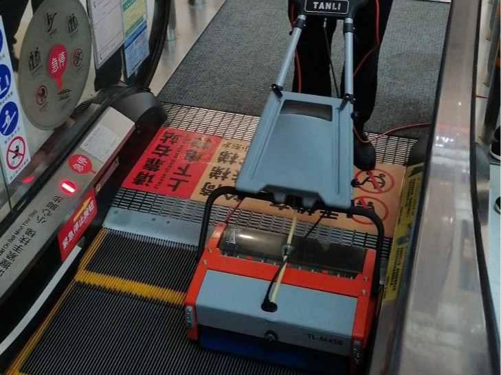 站著就能“輸出”？來看這場(chǎng)商超自動(dòng)扶梯清潔大作戰(zhàn)