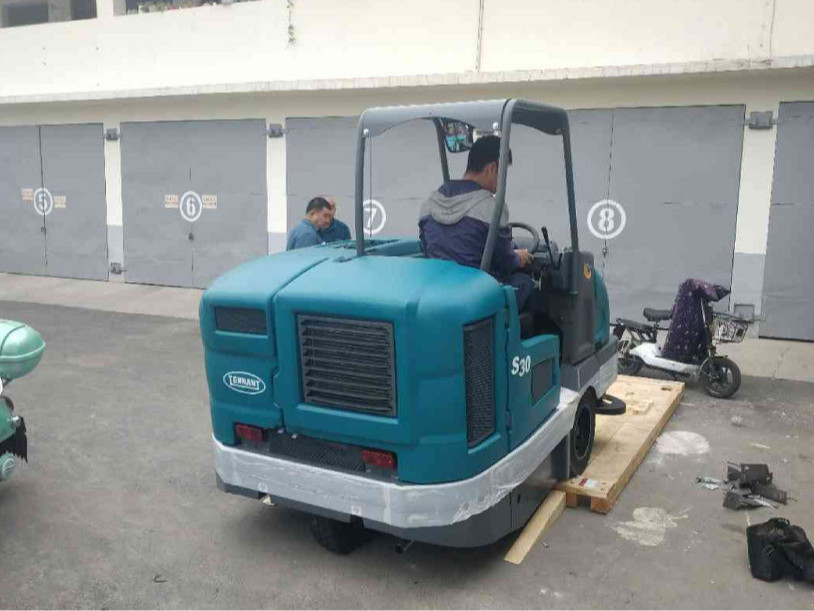 冬季猛降溫，環(huán)衛(wèi)掃地機(jī)要注意哪些問(wèn)題？