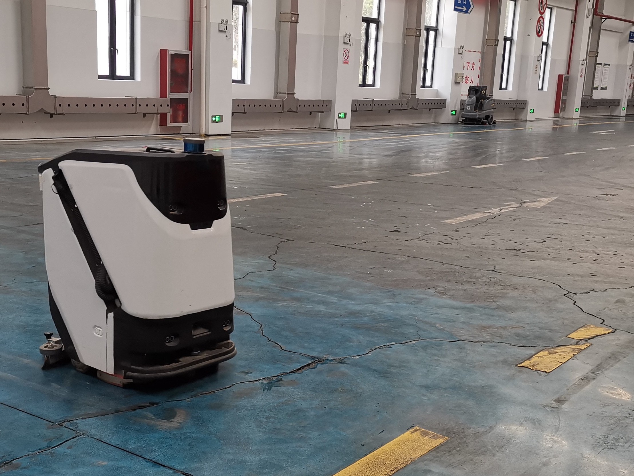 人工清潔費(fèi)時(shí)長(zhǎng)，成本高？坦力工業(yè)洗地機(jī)器人死磕“高效替代”自動(dòng)巡航清掃油污粉塵，一人可管多機(jī)，大幅降低人力投入