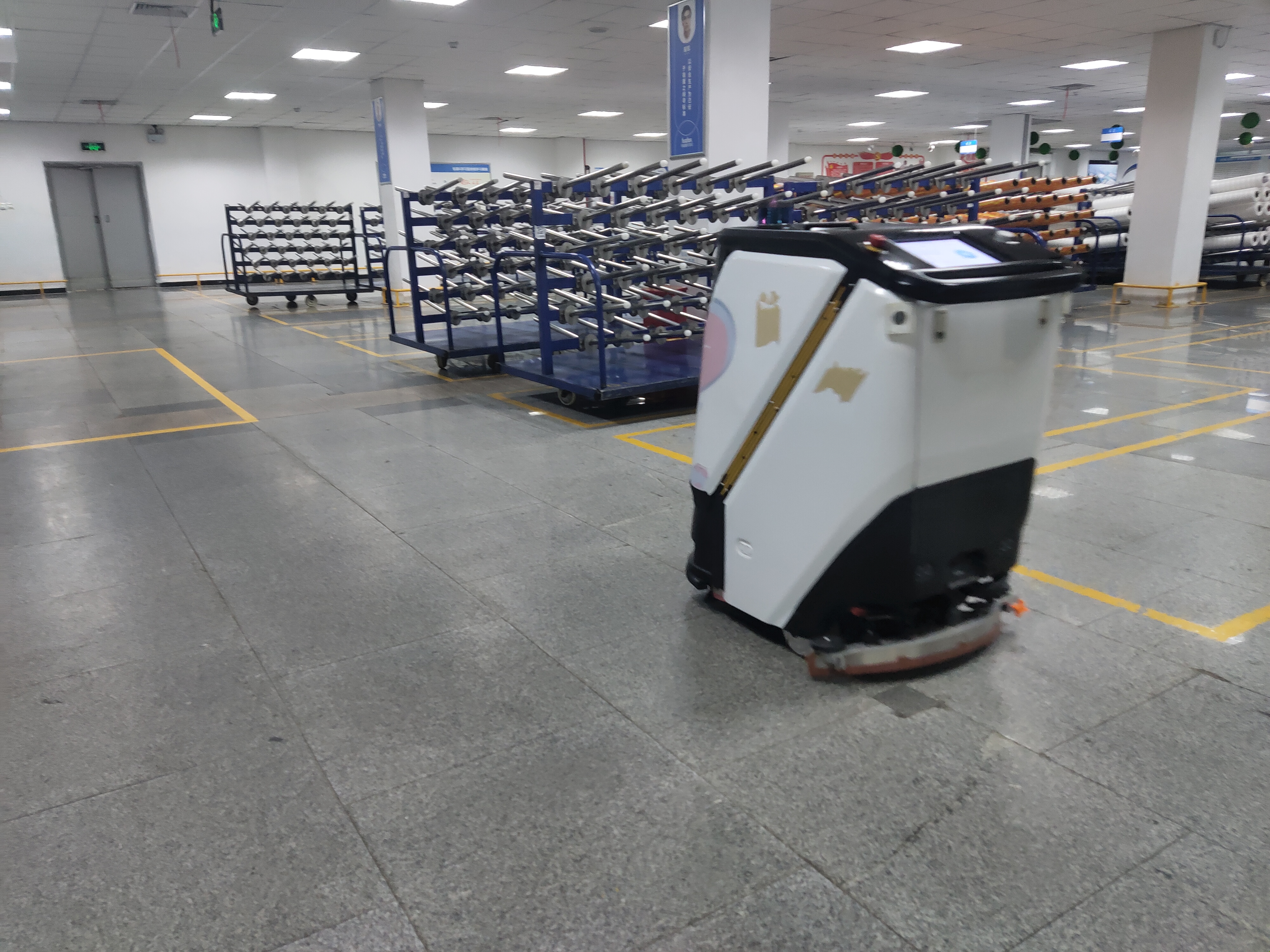 工業(yè)智能洗地機(jī)：工廠環(huán)氧地坪清潔的得力助手