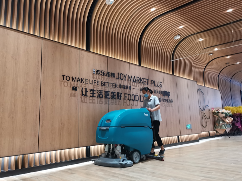 商場(chǎng)應(yīng)該如何選擇洗地機(jī)？